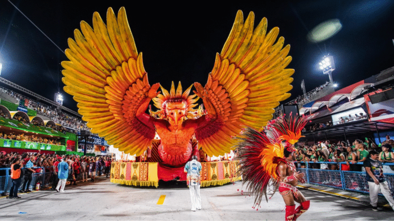 Escola de Samba Unidos da Ponte desfilando no Carnaval.